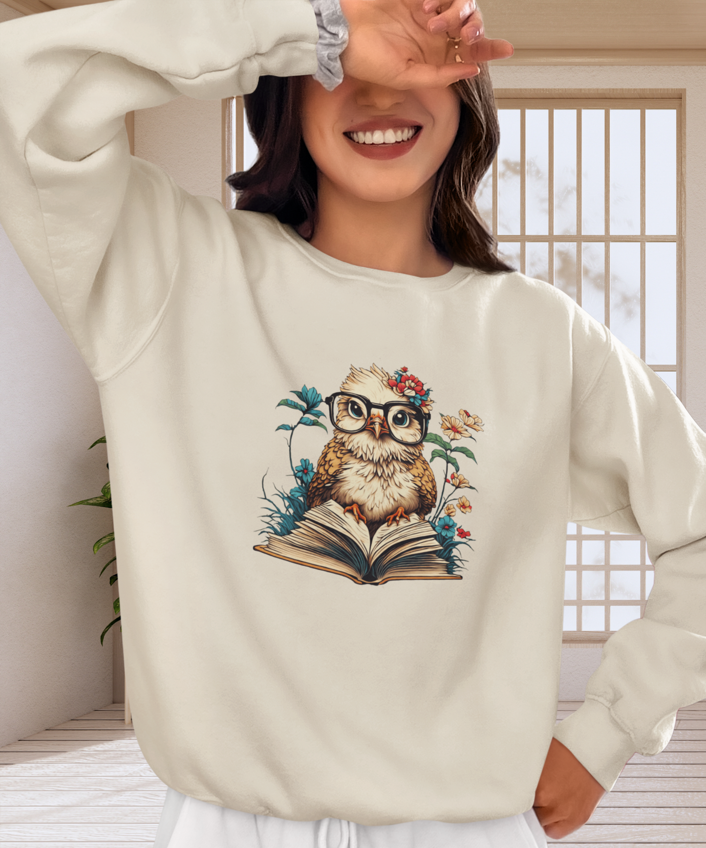 Sudadera beige para dama. Personalizada. Búho lector