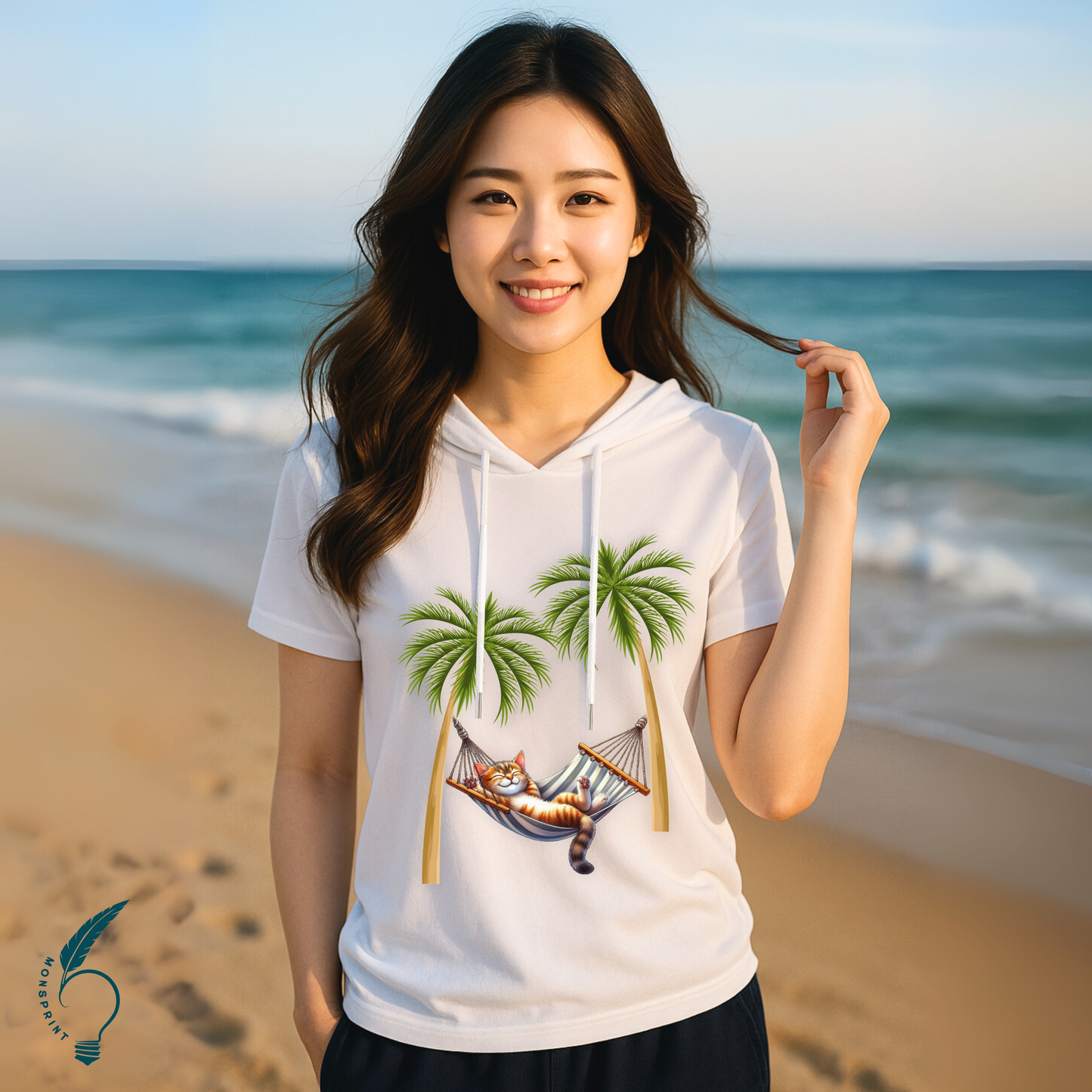 Blusa blanca con capucha para mujer | Gato en hamaca bajo palmeras – Diseño veraniego y tierno