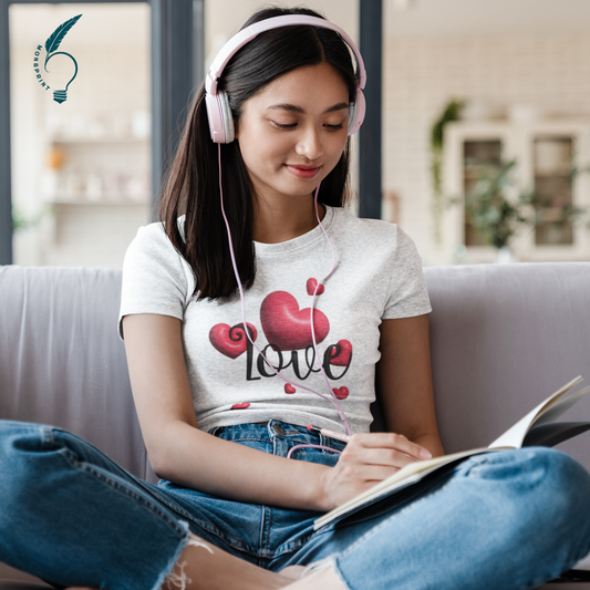 Playera Blanca para Mujer con Diseño de Corazones “Love” – Personalizada, Estilo Romántico y Casual | Monsprint