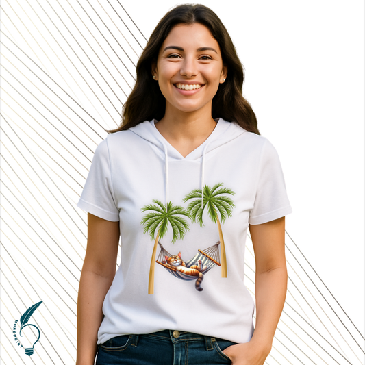 Blusa blanca con capucha para mujer | Gato en hamaca bajo palmeras – Diseño veraniego y tierno